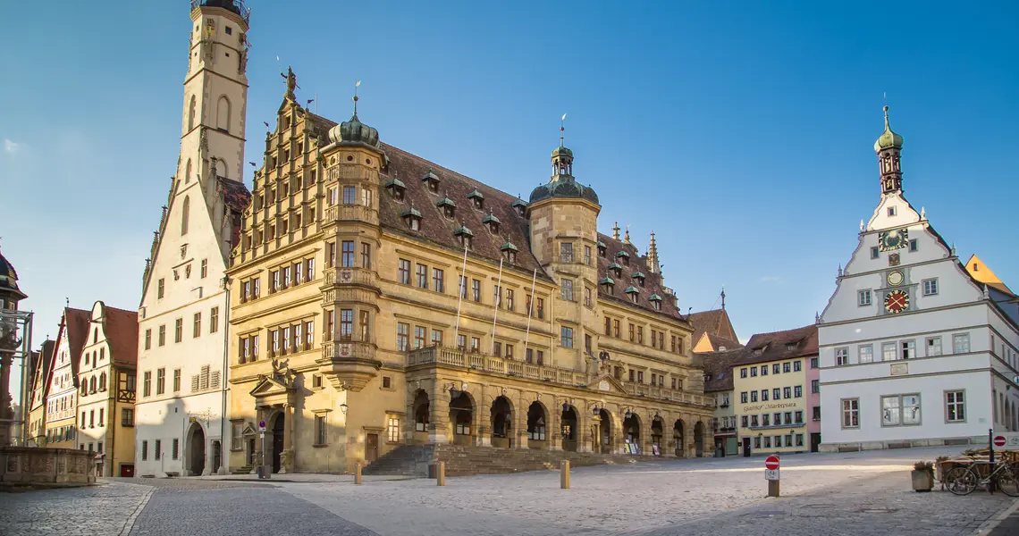csm Marktplatz Rothenburg o.d. Tauber  Rathaus Ratstrinkstube leer morgens blauer Himmel   Bildrechte  Rothenburg Tourismus Service  Schoebel 0f469f2700
